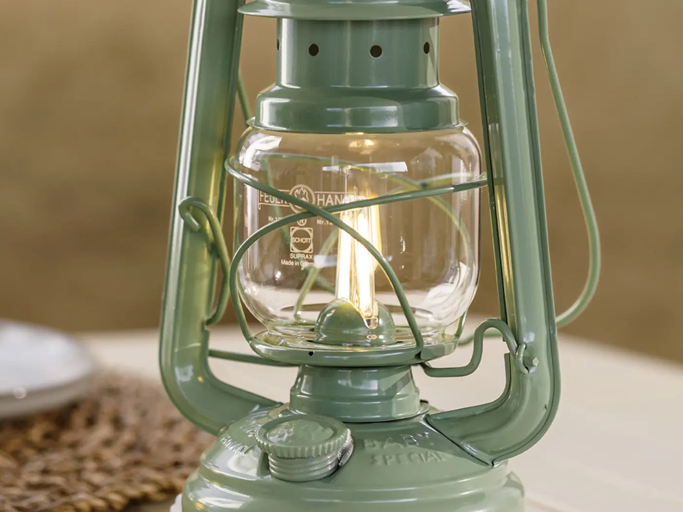 Feuerhand LED Stormlamp 276 Sage Green - Afbeelding 2